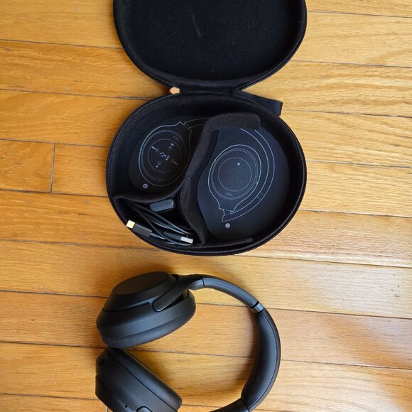 Sony WH1000XM3 Noise Cancelling Headphones, Wireless Bluetooth Over the Ear Head - Picture 4 of 8
